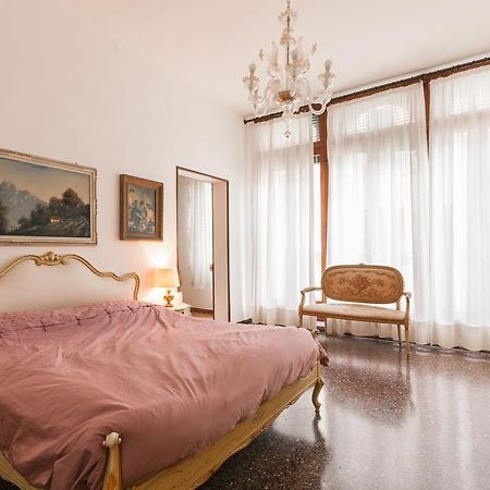 Appartamento Dei Frari Venedig Zimmer foto